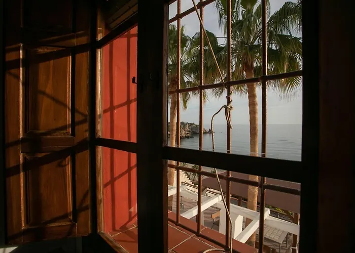 Casa Cuartel El Velero *